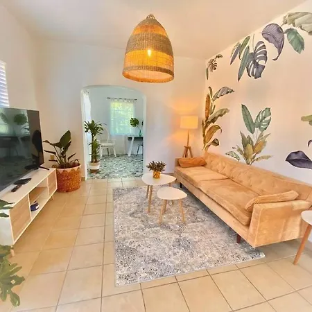 Tropical Charm - Little Havana/Calle Ocho 2